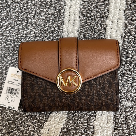 MICHAEL KORS CARMEN MEDIUM LOGO AND FAUX LEATHER WALLET BROWN - Picture 14 of 16